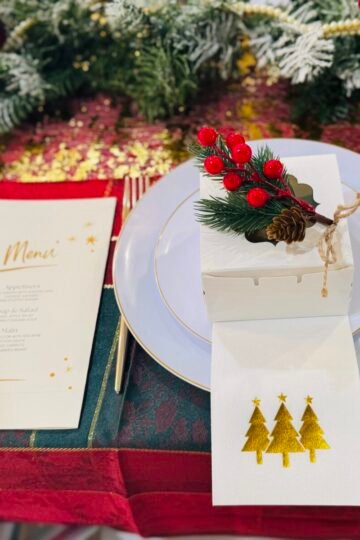Decorated table with Menu gift and plates for Dinner for 30 people