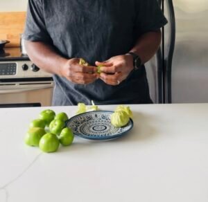 remove husk for tomatillo salsa verde