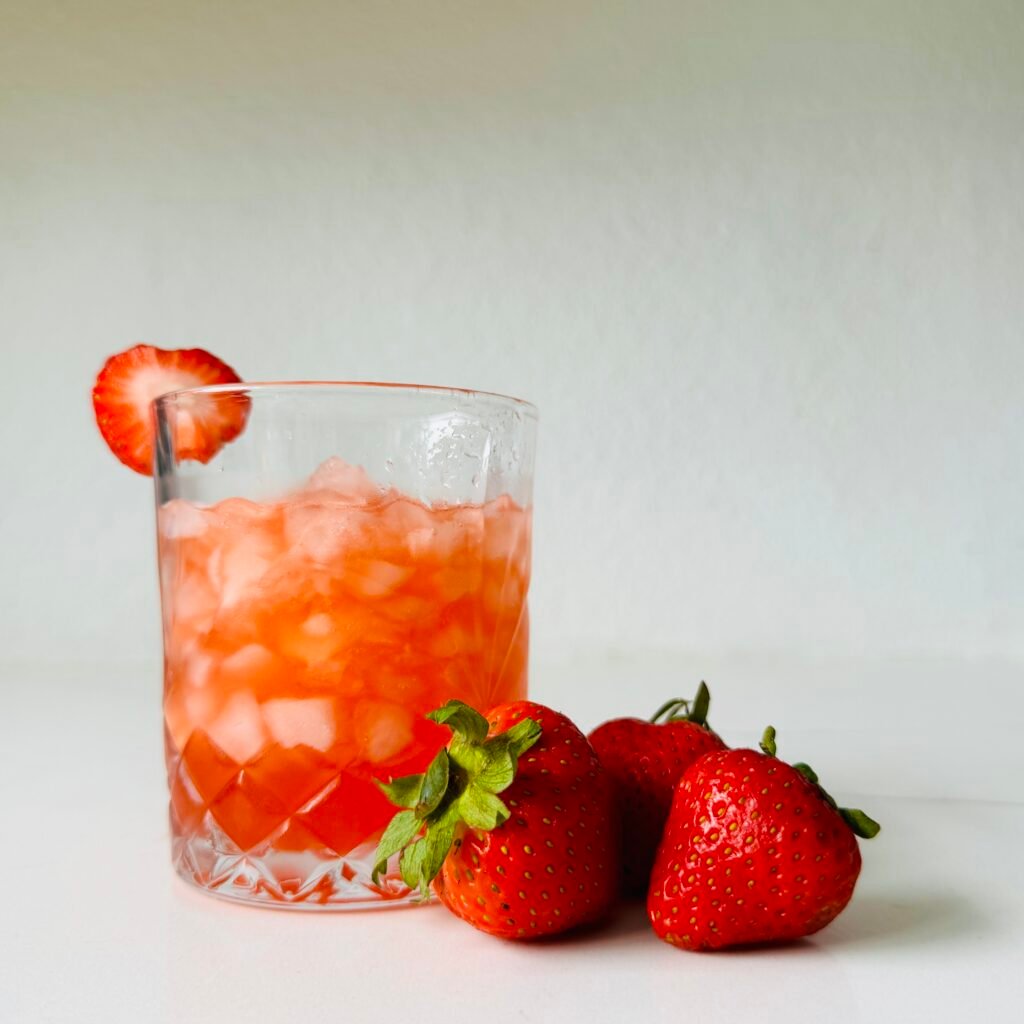 Five drinks made with mint simple syrup including lemonade, iced tea, a sparkler, a gin smash, and a mojito