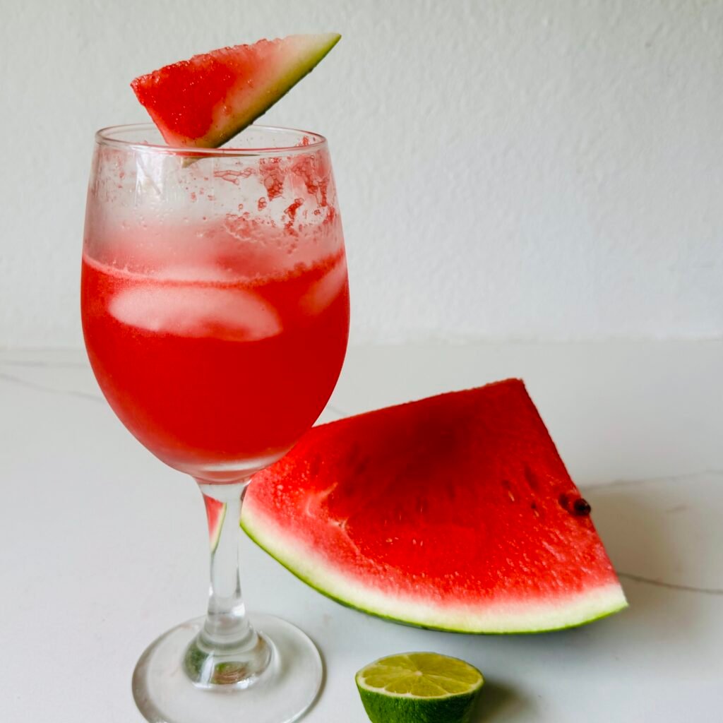 Five drinks made with mint simple syrup including lemonade, iced tea, a sparkler, a gin smash, and a mojito